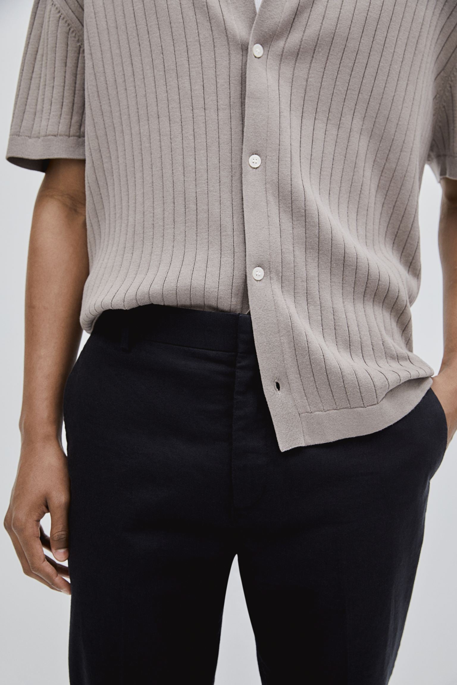 Pantalon chino slim, spacieux et élégant