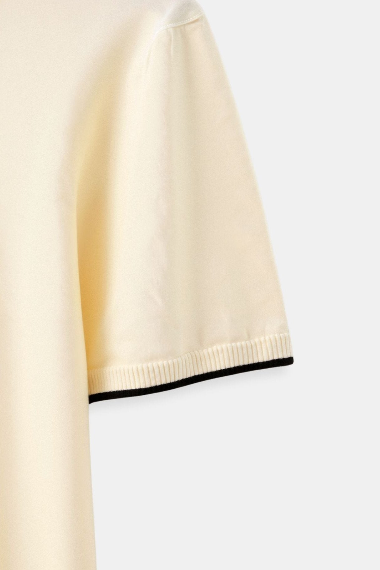 NOBA – Eng geschnittenes Poloshirt mit Kontrast